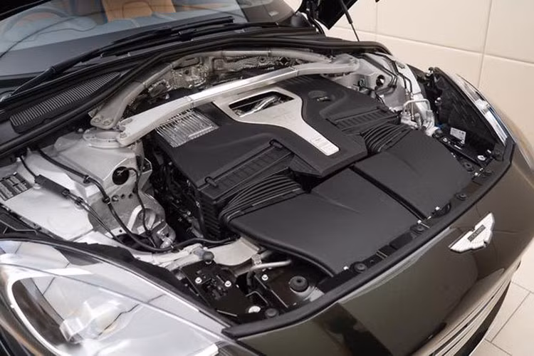 Thông số này cũng mạnh hơn Lamborghini Urus Performante 2023 chỉ có 657 mã lực và Bentley Bentayga Speed là 626 mã lực. Aston Martin DBX707 chỉ cần thời gian 3,3 giây là có thể tăng tốc từ vị trí xuất phát lên 100 km/h trước khi lao về con số tốc độ tối đa 310 km/h.