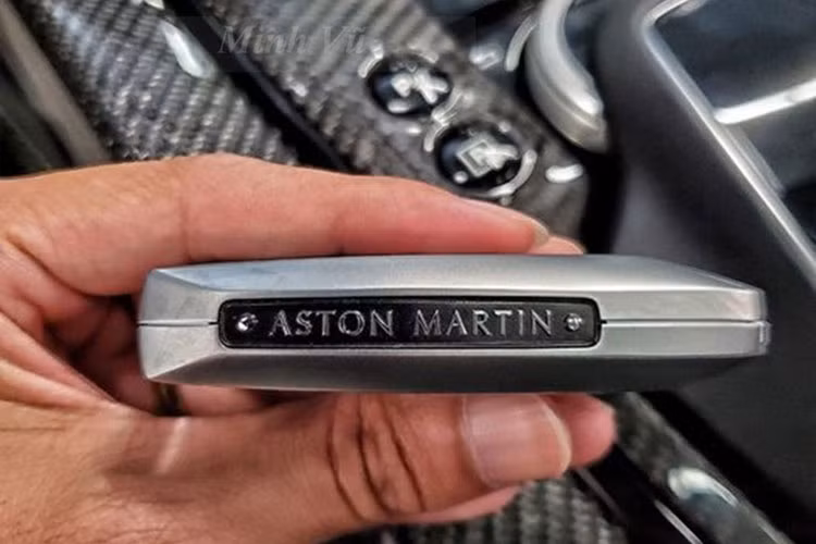 Cả 2 chiếc xe Aston Martin DBX707 2022 mới này đều được nhập khẩu chính hãng, trong đó, chủ nhân của xe màu đen nhám đã được tiết lộ, còn mẫu Aston Martin DBX707 mang màu sơn xám Satin Titanium vẫn chưa rõ đã có khách hàng nào đặt mua hay chưa. Việc chiếc xe Aston Martin DBX707 2022 màu đen nhám về nước đã giúp cho bộ sưu tập xe của "vua cà phê" Việt Nam có thêm 1 đại diện xuất hiện.