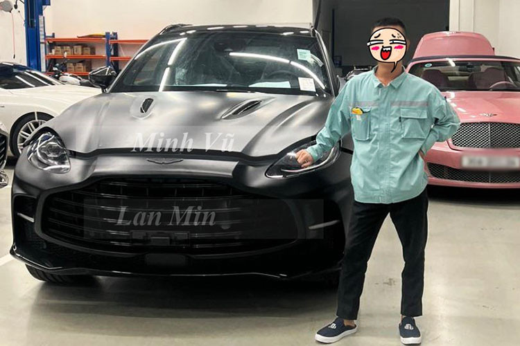 Hình ảnh lan truyền trên mạng xã hội cho thấy, chiếc xe Aston Martin DBX707 của Đặng Lê Nguyên Vũ sở hữu ngoại thất sơn màu đen nhám khá đẹp mắt. Điều gây bất ngờ là còn có thêm một chiếc xe Aston Martin DBX707 thứ 2 xuất hiện cũng mang màu nhám nhưng là Satin Titanium Grey, bộ áo đang là "trend" trên siêu xe Aston Martin hiện nay.