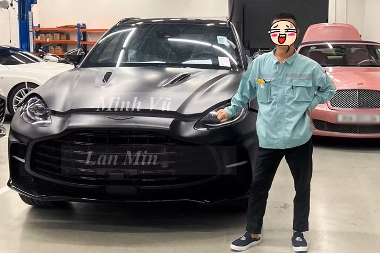Hình ảnh lan truyền trên mạng xã hội cho thấy, chiếc xe Aston Martin DBX707 của Đặng Lê Nguyên Vũ sở hữu ngoại thất sơn màu đen nhám khá đẹp mắt. Điều gây bất ngờ là còn có thêm một chiếc xe Aston Martin DBX707 thứ 2 xuất hiện cũng mang màu nhám nhưng là Satin Titanium Grey, bộ áo đang là "trend" trên siêu xe Aston Martin hiện nay.