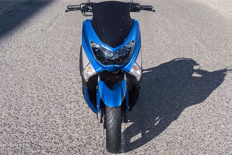 Về thiết kế tổng thể, NMAX 155 phiên bản 2018 hoàn toàn không có sự khác biệt so với phiên bản cũ. Yamaha chỉ bổ sung cho chiếc xe thêm 2 màu sắc mới là đen bóng và xanh dương GP đặc trưng của hãng.