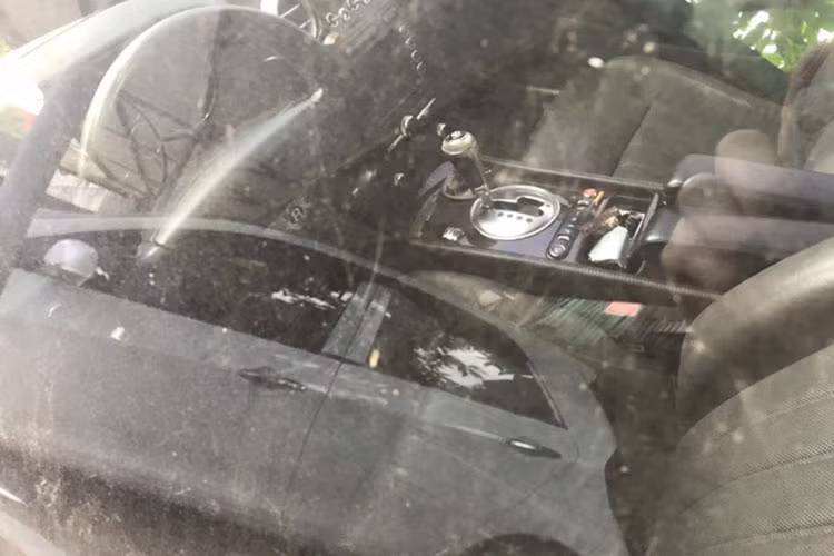 Bentley Continental Flying Spur phiên bản tiêu chuẩn được trang bị động cơ W12, sản sinh công suất tối đa 552 mã lực và mô-men xoắn cực đại 649 Nm. Chiếc xe siêu sang mất khoảng 4,9 giây để đạt vận tốc 100 km/h từ vị trí xuất phát trước khi đạt tốc độ tối đa 314 km/h.