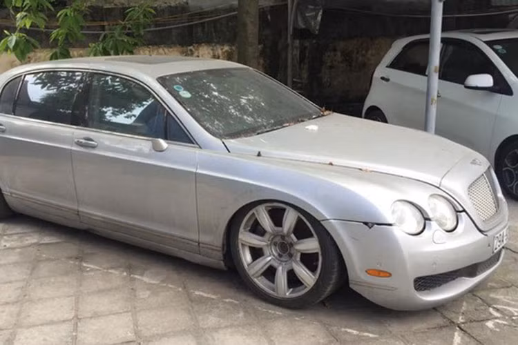 Vừa qua, sự xuất hiện của chiếc siêu xe sang Bentley Continental Flying Spur tại Hà Nội bỏ "không ai nhặt" một thời gian dài, đã khiến cho chiếc xe hiện đã thành "sắt vụn" và thu hút không ít sự chú ý của những người yêu xe tại Việt Nam.