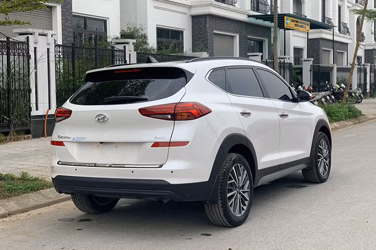 Giống như hầu hết xe mới ngày nay, Hyundai Tucson máy dầu cũng được trang bị nhiều công nghệ an toàn như hỗ trợ tránh va chạm phía trước với tính năng phát hiện người đi bộ, hỗ trợ giữ làn đường, hỗ trợ đèn pha, cần gạt cảm biến mưa, hệ thống quan sát toàn cảnh, kiểm soát hành trình và cảnh báo ngủ gật cho người lái.