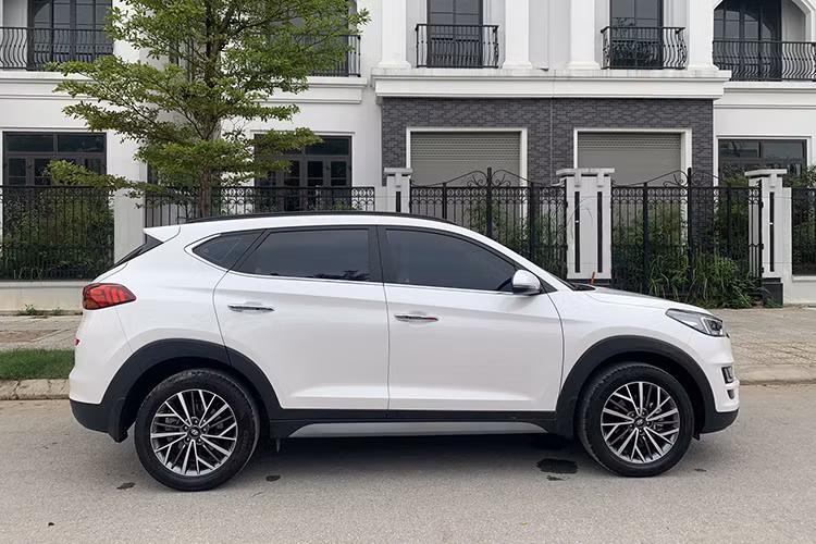 Cùng một danh sách trang bị nhưng giá bán Hyundai Tucson 2019 phiên bản máy dầu cao hơn phiên bản máy xăng 2.0 đặc biệt đến 63 triệu đồng. Đây là mức chênh lệch khá lớn nên hiện tại khách hàng lựa chọn máy dầu khi chọn mua mẫu crossover này không nhiều. 