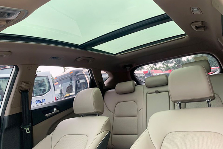 Các tính năng cao cấp trên Hyundai Tucson máy dầu có thể kể dến như hệ thống phanh tay điện tử với Auto Hold, cửa sổ trời Panorama, hai ghế trước chỉnh điện, nút bấm khởi động, chìa khóa thông minh, điều hòa tự động 2 vùng… màn hình thông tin giải trí 7 inch tương thích Apple CarPlay và Android Auto tiêu chuẩn và bản đồ Việt Nam.