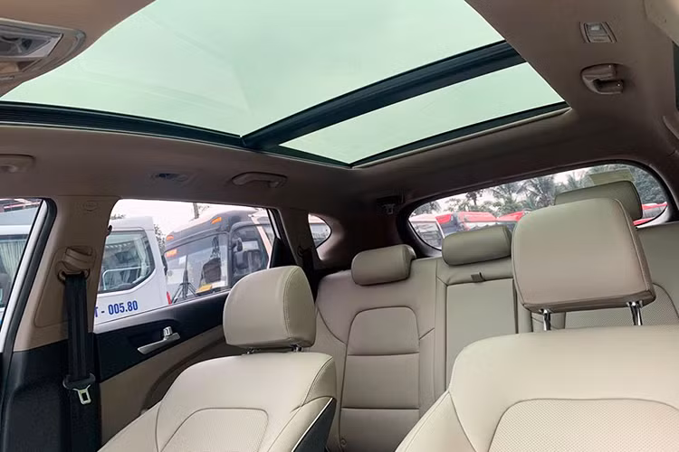 Các tính năng cao cấp trên Hyundai Tucson máy dầu có thể kể dến như hệ thống phanh tay điện tử với Auto Hold, cửa sổ trời Panorama, hai ghế trước chỉnh điện, nút bấm khởi động, chìa khóa thông minh, điều hòa tự động 2 vùng… màn hình thông tin giải trí 7 inch tương thích Apple CarPlay và Android Auto tiêu chuẩn và bản đồ Việt Nam.