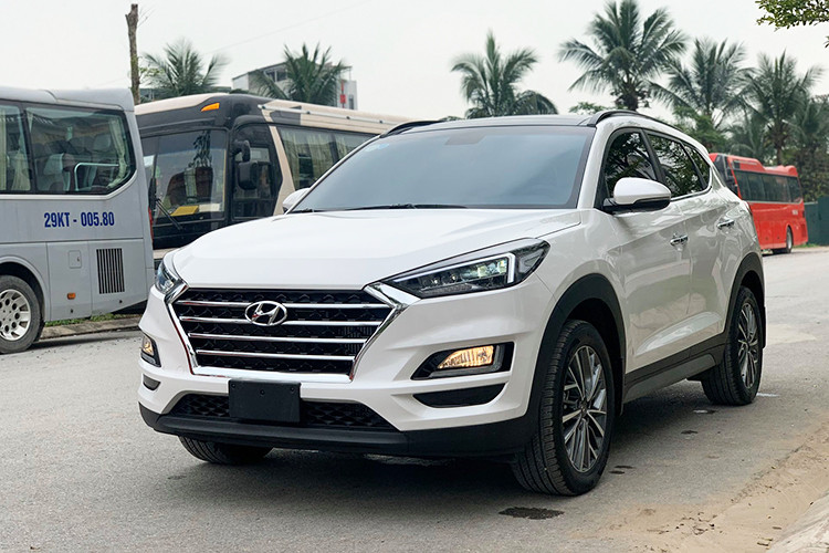 Hyundai Tucson máy dầu mới sở hữu kích thước dài, rộng, cao lần lượt (4.480 x 1.850 x 1.665)mm. Xe có chiều dài cơ sở 2.670 mm. Ngoại hình và phần đầu của xe tương tự phong cách của "đàn anh" SantaFe 2019 với cụm đèn pha cũng mang thiết kế góc cạnh hơn và đi kèm dải đèn LED định vị ban ngày. Phần đuôi xe có ít sự thay đổi hơn, chỉ cải tiến thiết kế của cụm đèn hậu cho mượt mà hơn. Mâm xe sử dụng la-zăng thiết kế mới, nhưng kích thước vẫn giữ nguyên.