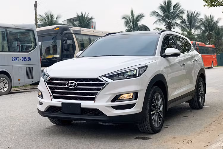 Hyundai Tucson máy dầu mới sở hữu kích thước dài, rộng, cao lần lượt (4.480 x 1.850 x 1.665)mm. Xe có chiều dài cơ sở 2.670 mm. Ngoại hình và phần đầu của xe tương tự phong cách của "đàn anh" SantaFe 2019 với cụm đèn pha cũng mang thiết kế góc cạnh hơn và đi kèm dải đèn LED định vị ban ngày. Phần đuôi xe có ít sự thay đổi hơn, chỉ cải tiến thiết kế của cụm đèn hậu cho mượt mà hơn. Mâm xe sử dụng la-zăng thiết kế mới, nhưng kích thước vẫn giữ nguyên.