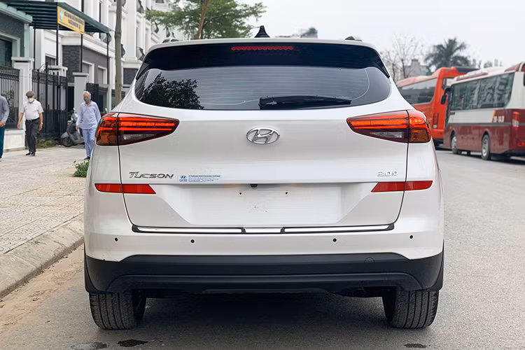 Với mức giá này, rõ ràng Hyundai Tucson máy dầu là một mẫu xe hấp dẫn trong phân khúc khi có giá rẻ hơn Mitsubishi Outlander, Mazda CX-5 hay Honda CR-V đáng kể, nhưng vẫn trang bị đầy đủ các trang bị tiện nghi cao cấp. Quan trọng hơn hết là xe sở hữu động cơ dầu danh tiếng của Hyundai hơn chục năm nay, giúp chủ xe tiết kiệm đáng kể chi phí nhiên liệu trong quá trình sử dụng.