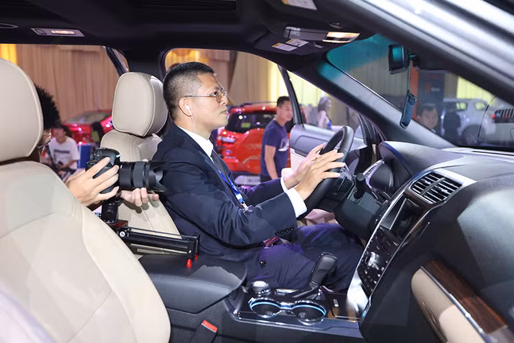 Hàng ghế thứ 2 thiết kế rộng rãi thoải mái, được trang bị nhiều tiện nghi cao cấp và sang trọng như: hai màn hình DVD kèm tai nghe không dây; điều chỉnh hệ thống điều hòa; cổng kết nối USB; ổ nguồn điện xoay chiều (AC) 230V – 150W, thích hợp khi cần nạp điện thoại và sử dụng Laptop.