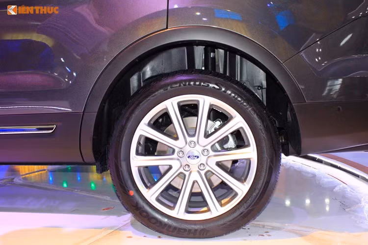 Bánh xe có kích thước 255/50R20, bộ la-zăng đa chấu làm bằng hợp kim sở hữu kích thước lên đến 20 inch khiến cho mẫu SUV cỡ lưỡn của Ford hầm hố và năng động hơn khá nhiều so với các đối thủ cùng phân khúc. 