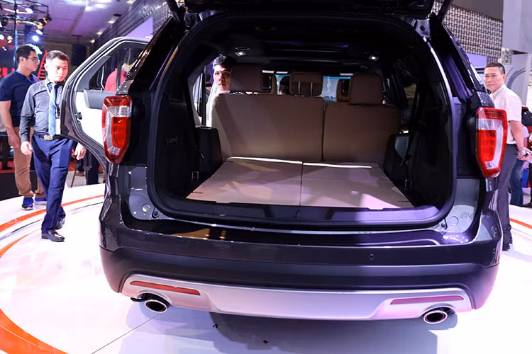  Khoang hành lý Explorer đạt thể tích 596 lít. Nếu cần chuyên chở nhiều đồ dùng, hàng ghế thứ 3 có thể gập xếp vào trong khoang sàn, nâng thể tích lên 1.243 lít, thậm chí 2.314 lít khi gập cả hàng ghế thứ 2 và hàng ghế 3. Tuy nhiên con số này vẫn được đánh giá là ít hơn so với hầu hết các đối thủ "đồng hương", đặc biệt là Chevrolet Traverse và GMC Acadia.