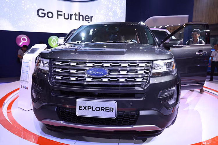  Phần đầu xe nổi bật với bộ lưới tản nhiệt với bộ khung nhôm sáng cùng các khe hút gió dạng e-lip. Cụm đèn pha LED chiếu sáng ban ngày, tích hợp đèn xi-nhan ở phía dưới. Cản trước mở rộng được làm bằng kim lọa sáng tăng sự mạnh mẽ và hiện đại cho xe.