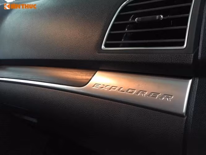 Một số tính năng tiêu chuẩn trên bản Explorer này còn có kiểm soát góc cua, hỗ trợ đổ đèo, hỗ trợ chống lật xe hay cảnh báo điểm mù. Đặc biệt, xe Ford Explorer 2017 được trang bị hệ thống 10 túi khí kết hợp các thanh thép chịu lực dọc cánh cửa xe giúp bảo vệ tốt nhất cho hành khách.