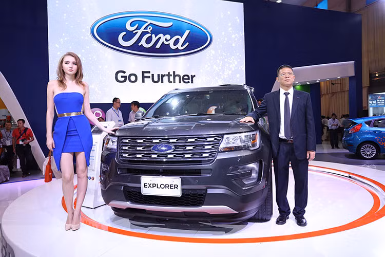 Ford Explorer hoàn toàn mới sẽ chính thức có mặt tại tất cả các đại lý bán lẻ của Ford Việt Nam trên cả nước vào cuối năm 2016 này. Mức giá của mẫu SUV cỡ lớn này sẽ là 2.180.000.000 ddồng (đã bao gồm thuế), cùng 4 tùy chọn về màu sắc Trắng, Đen, Đỏ và Ghi xám.