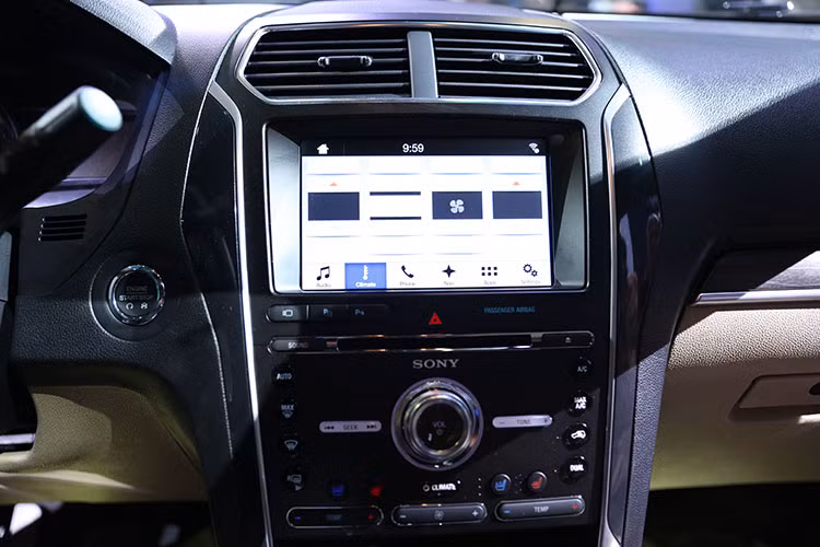 Trên bảng táp lô của xe là một màn hình cảm ứng 8” kết hợp công nghệ SYNC 3 giao diện mới.Vô lăng điều chỉnh điện theo 4 hướng, ghế lái và ghế bên bọc da mềm tích hợp tính năng mát-xa, điều khiển điện 8 hướng giúp người lái lựa chọn vị trí ngồi thoải mái nhất.