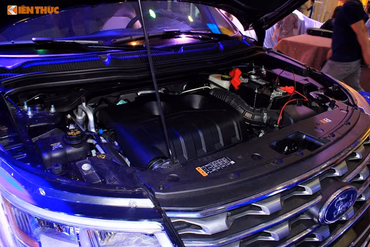 Ford Explorer sử dụng động cơ EcoBoost 2.3L cho công suất 280 mã lực và đạt mô men xoắn cực đại 420Nm.Đây là động cơ nhỏ gọn nhưng đảm bảo hiệu suất tương đương các động cơ cỡ lớn khác với mức tiêu hao nhiên liệu giảm 20%. Cùng với đó là hộp số tự động 6 cấp Select Shift cùng các công nghệ hỗ trợ người lái tiên tiến.