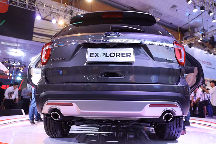 Phần đuôi xe nổi bật với cụm đèn hậu lớn, dạng bản ôm lấy toàn bộ thân và nắp ca-pô của xe. Một thanh ngang làm bằng kim loại sáng chạy ngang cùng cặp ống-xả đối xứng hai bên, viền mạ crôm sáng bóng.