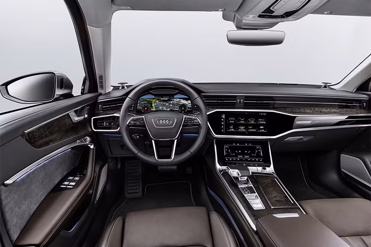 Nội thất của Audi A6 hoàn toàn mới cũng được thiết kế lại, hiện đại hơn với các vật liệu sử dụng cao cấp cùng miếng ốp bằng kim loại. Phiên bản trang bị cao có bảng đồng hồ kỹ thuật số 12,3 inch, hệ thống thông tin trung tâm 10,1 inch và một hiển thị 8,6 inch ở vị trí thấp hơn cho phép điều khiển điều hòa không khí và các tính năng khác.