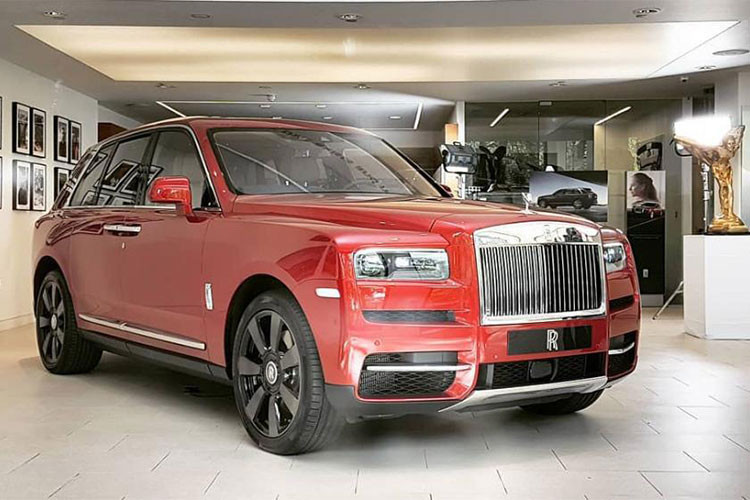 Là một trong những mẫu xe Rolls-Royce được mong chờ nhất mọi thời đại, Cullinan 2019 là mẫu SUV đầu tiên của thương hiệu Anh quốc, ra đời để cạnh tranh với những đối thủ như Bentley Bentayga và Range Rover. Xe ra đời từ cơ sở gầm bệ "Architecture of Luxury" hoàn toàn bằng nhôm đã từng lần đầu tiên ra mắt trên Phantom thế hệ mới.