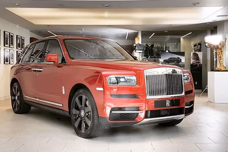 Là một trong những mẫu xe Rolls-Royce được mong chờ nhất mọi thời đại, Cullinan 2019 là mẫu SUV đầu tiên của thương hiệu Anh quốc, ra đời để cạnh tranh với những đối thủ như Bentley Bentayga và Range Rover. Xe ra đời từ cơ sở gầm bệ "Architecture of Luxury" hoàn toàn bằng nhôm đã từng lần đầu tiên ra mắt trên Phantom thế hệ mới.