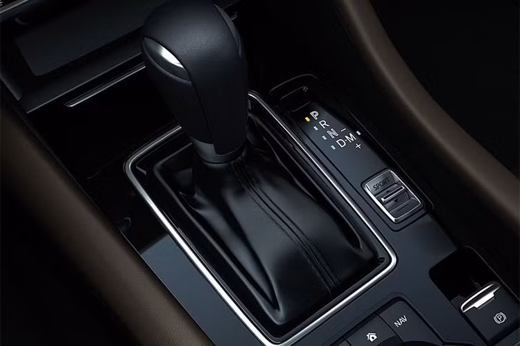 Thứ hai là động cơ diesel 4 xi-lanh, dung tích 2,2 lít mới, sản sinh công suất tối đa 190 mã lực và mô-men xoắn cực đại 450 Nm. So với động cơ cũ, máy dầu mới này mạnh hơn 15 mã lực, mô-men xoắn giảm 70 Nm.