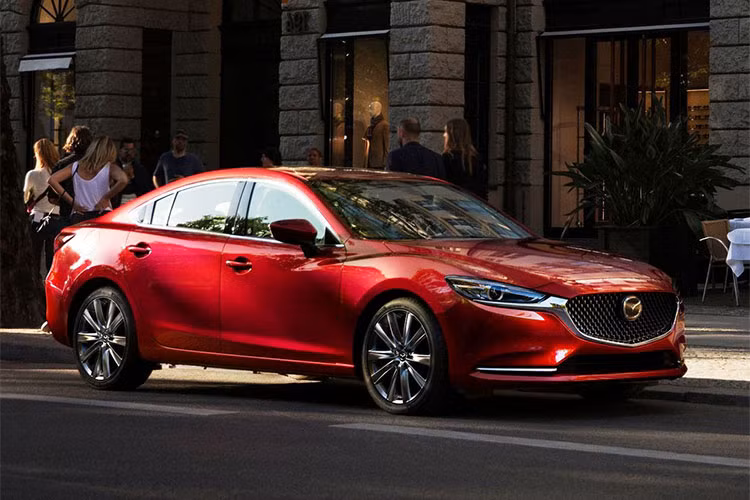 Vừa qua, các khách hàng tại thị trường Châu Á, cụ thể là Nhật Bản đã được đón nhận Mazda6 2018 động cơ diesel với cả kiểu dáng sedan lẫn wagon. Tại thị trường Nhật Bản, Mazda6 phiên bản 2018 hoàn toàn mới - tuy nhiên, nó lại được gọi bằng cái tên riêng là Mazda Atenza 2018.