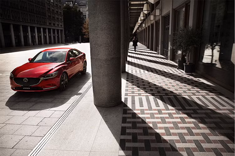 Một trong những điểm về ngoại thất có thay đổi rõ rệt nhất ở phiên bản mới này là bộ phận lưới tản nhiệt. Thay vì lưới tản nhiêt dạng các thanh ngang như trước, Mazda6 bản nâng cấp mới có lưới tản nhiệt kiểu mạng lục giác độc đáo. Phần đèn pha cũng thiết kế mới hoàn toàn dạng led, nó có ốp viền chrome “đỡ” mép dưới hộp đèn.