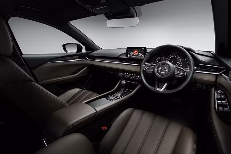 Ngoài ra, phải kể tới chất liệu da Nappa màu nâu giống gỗ xưa trong các ngôi đền Nhật Bản cổ và da lộn UltraSuede NU. Theo hãng Mazda, chất liệu da lộn UltraSuede NU được tạo ra với kỹ thuật tương tự kimono.