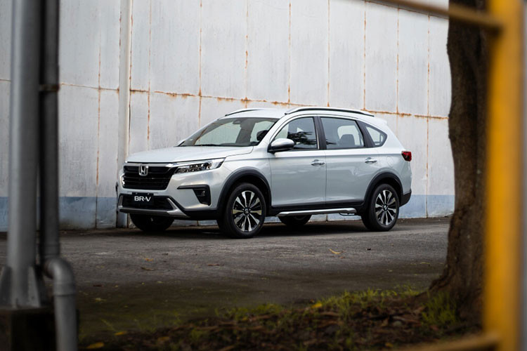 Mẫu MPV Honda BR-V mới được trang bị bộ mâm 17 inch đi kèm với lốp 215/60. Ngoài ra xe còn được trang bị hệ thống đèn pha LED hoàn toàn, đèn chạy ban ngày LED, đèn hậu LED...