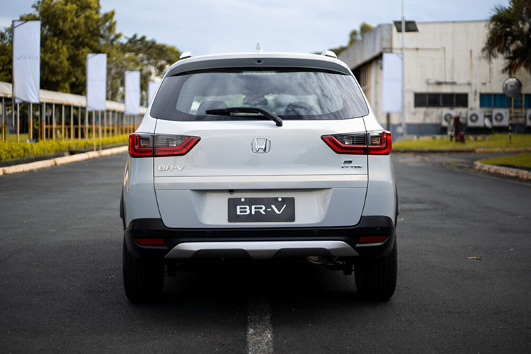 Nếu đúng như vậy, động cơ này khá tương đồng với thị trường Thái Lan. Cụ thể, Honda BR-V tại xứ Chùa vàng được trang bị động cơ xăng i-VTEC 1.5L 4 xi-lanh hút khí tự nhiên, đạt công suất tối đa 119 mã lực và mô-men xoắn cực đại 145 Nm. Đi kèm hộp số biến thiên vô cấp CVT và hệ dẫn động cầu trước.