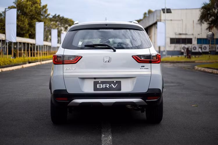 Nếu đúng như vậy, động cơ này khá tương đồng với thị trường Thái Lan. Cụ thể, Honda BR-V tại xứ Chùa vàng được trang bị động cơ xăng i-VTEC 1.5L 4 xi-lanh hút khí tự nhiên, đạt công suất tối đa 119 mã lực và mô-men xoắn cực đại 145 Nm. Đi kèm hộp số biến thiên vô cấp CVT và hệ dẫn động cầu trước.