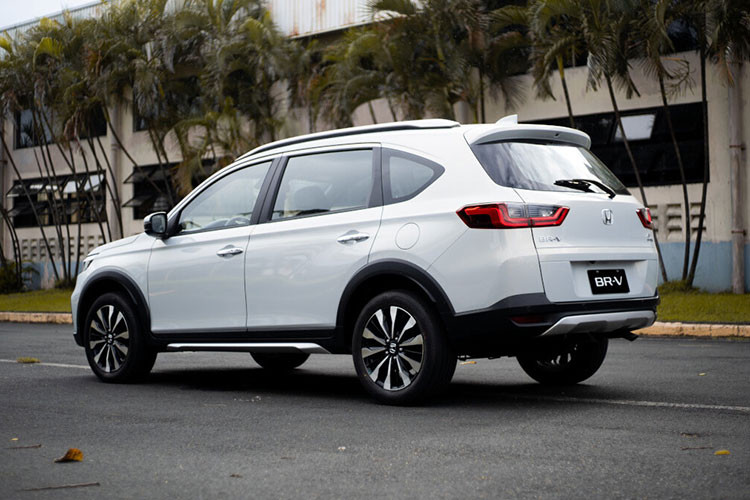 Ở ngoại thất, mẫu xe MPV Honda BR-V 2023 sở hữu phong cách thiết kế cứng cáp, nam tính với đèn pha LED hoàn toàn có tự động thích ứng, lưới tản nhiệt mở rộng đầy vững chãi.