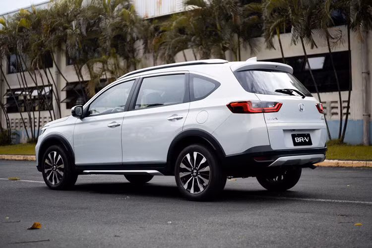 Ở ngoại thất, mẫu xe MPV Honda BR-V 2023 sở hữu phong cách thiết kế cứng cáp, nam tính với đèn pha LED hoàn toàn có tự động thích ứng, lưới tản nhiệt mở rộng đầy vững chãi.