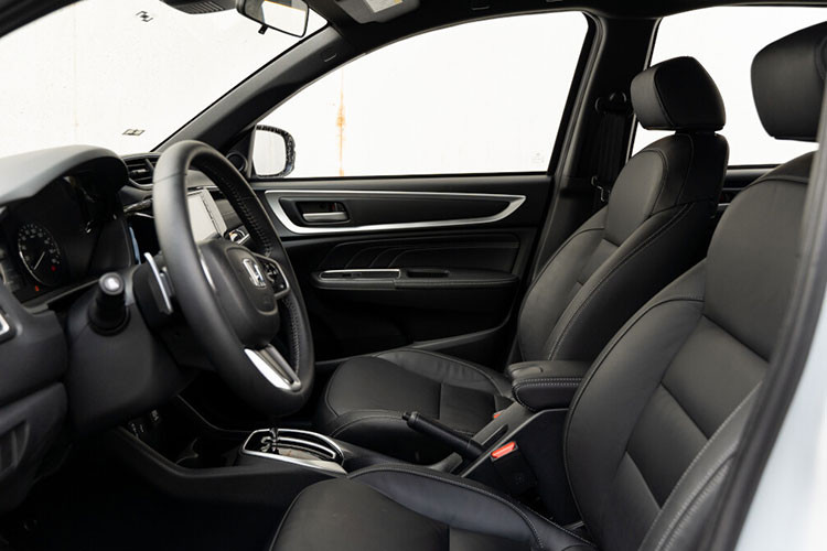 Đi kèm các trang bị như LaneWatch, camera lùi, 6 túi khí, chống bố cứng phanh ABS, cân bằng thân xe điện tử VSA, phân bổ lực phanh điện tử EBD,...