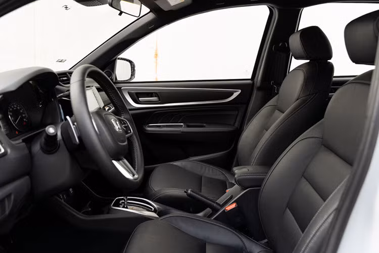 Đi kèm các trang bị như LaneWatch, camera lùi, 6 túi khí, chống bố cứng phanh ABS, cân bằng thân xe điện tử VSA, phân bổ lực phanh điện tử EBD,...