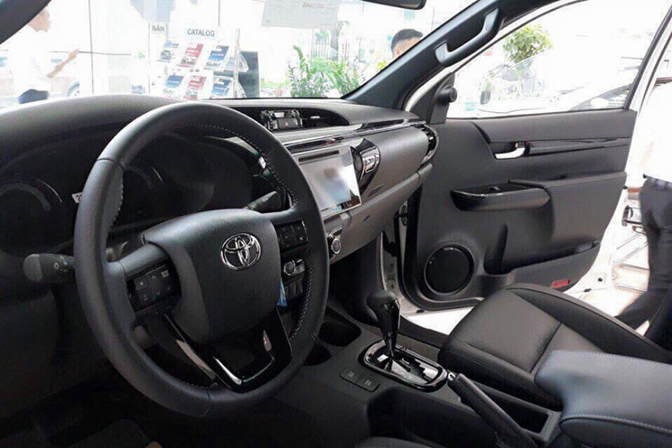 Bên trong, Toyota Hilux 2.8 G 4×4 AT MLM cũng sở hữu nhiều trang bị tiện nghi cao cấp như Gương chiếu hậu chỉnh điện, gập điện, tích hợp đèn báo rẽ, Vô-lăng bọc da, tích hợp các nút bấm điều khiển âm thanh, điện thoại rảnh tay, Đồng hồ lái màn hình hiển thị đa thông tin 4,2 inch, Ghế xe chất liệu da, ghế lái chỉnh 8 hướng.