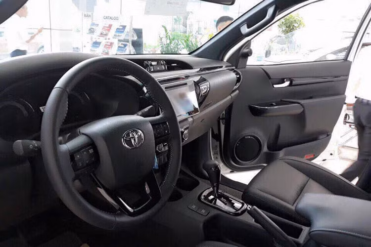 Bên trong, Toyota Hilux 2.8 G 4×4 AT MLM cũng sở hữu nhiều trang bị tiện nghi cao cấp như Gương chiếu hậu chỉnh điện, gập điện, tích hợp đèn báo rẽ, Vô-lăng bọc da, tích hợp các nút bấm điều khiển âm thanh, điện thoại rảnh tay, Đồng hồ lái màn hình hiển thị đa thông tin 4,2 inch, Ghế xe chất liệu da, ghế lái chỉnh 8 hướng.