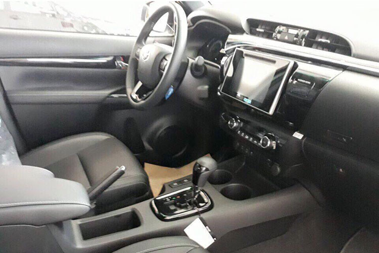 Các trang bị khác như hệ thống giải trí DVD, màn hình 7 inch, kết nối AUX/USB/Bluetooth, âm thanh 6 loa, điều hoà tự động, cửa gió hàng ghế sau, khởi động bằng nút bấm và chìa khoá thông minh. Xe cũng hỗ trợ chế độ lái Eco và Power tương tự như Toyota Innova và Toyota Fortuner mới, giúp người lái chủ động hơn trong việc điều tiết khả năng vận hành.