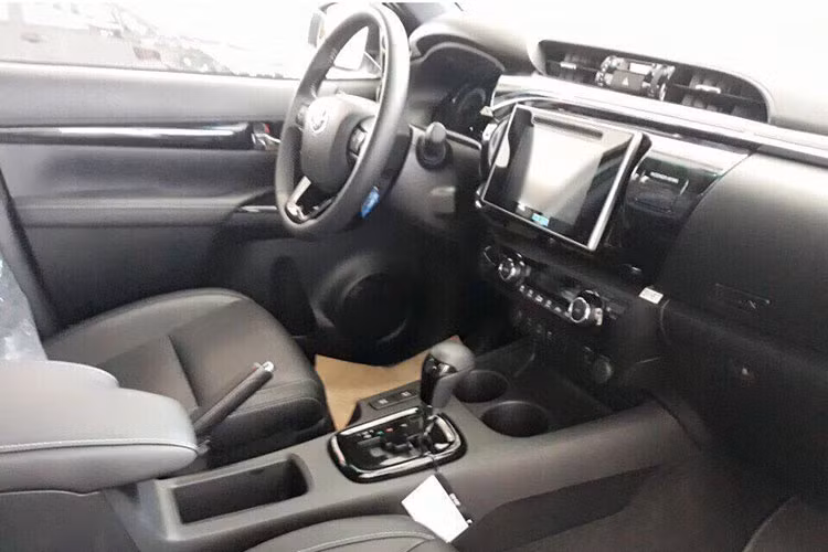 Các trang bị khác như hệ thống giải trí DVD, màn hình 7 inch, kết nối AUX/USB/Bluetooth, âm thanh 6 loa, điều hoà tự động, cửa gió hàng ghế sau, khởi động bằng nút bấm và chìa khoá thông minh. Xe cũng hỗ trợ chế độ lái Eco và Power tương tự như Toyota Innova và Toyota Fortuner mới, giúp người lái chủ động hơn trong việc điều tiết khả năng vận hành.