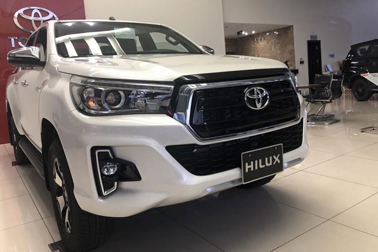 Hilux 2018 phiên bản 2.8 được trang bị động cơ dầu I4 2.8L (công suất 174 mã lực, mô-men xoắn 450 Nm), hộp số tự động 6 cấp và hệ dẫn động 2 cầu 4×4. Trang bị an toàn bao gồm phanh ABS, EBD, BA; cân bằng điện tử, kiểm soát lực kéo, hỗ trợ khởi hành ngang dốc, điều khiển hành trình, 7 túi khí an toàn. Bản cao nhất có hệ thống hỗ trợ đỗ đèn, camera lùi.