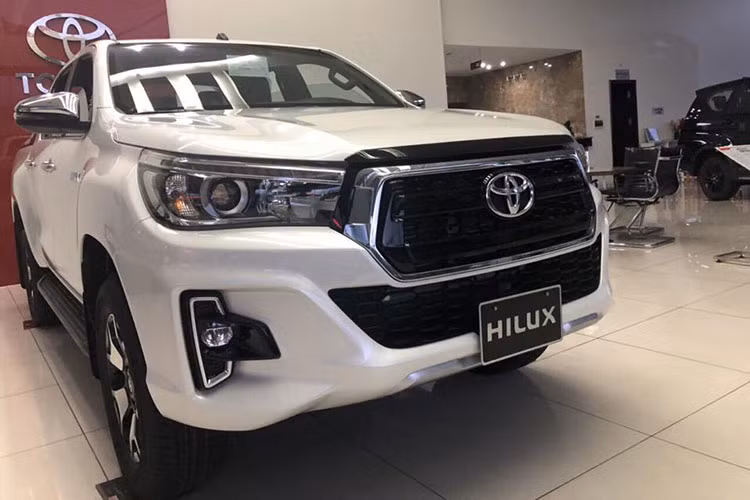 Hilux 2018 phiên bản 2.8 được trang bị động cơ dầu I4 2.8L (công suất 174 mã lực, mô-men xoắn 450 Nm), hộp số tự động 6 cấp và hệ dẫn động 2 cầu 4×4. Trang bị an toàn bao gồm phanh ABS, EBD, BA; cân bằng điện tử, kiểm soát lực kéo, hỗ trợ khởi hành ngang dốc, điều khiển hành trình, 7 túi khí an toàn. Bản cao nhất có hệ thống hỗ trợ đỗ đèn, camera lùi.