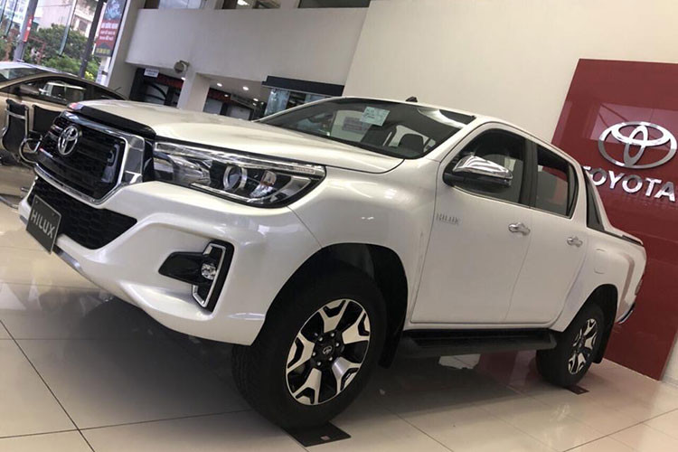 Mẫu xe Toyota Hilux 2018 về thị trường VIệt Nam sẽ có 3 phiên bản, trong đó bản cao cấp nhất là 2.8 G 4×4 AT MLM được trang bị gói ngoại thất MLM với lưới tản nhiệt và cản trước mới cho thiết kế mạnh mẽ, cứng cáp hơn. Bên trong xe cũng sở hữu nhiều trang bị cao cấp hơn hai phiên bản động cơ 2.4 còn lại.