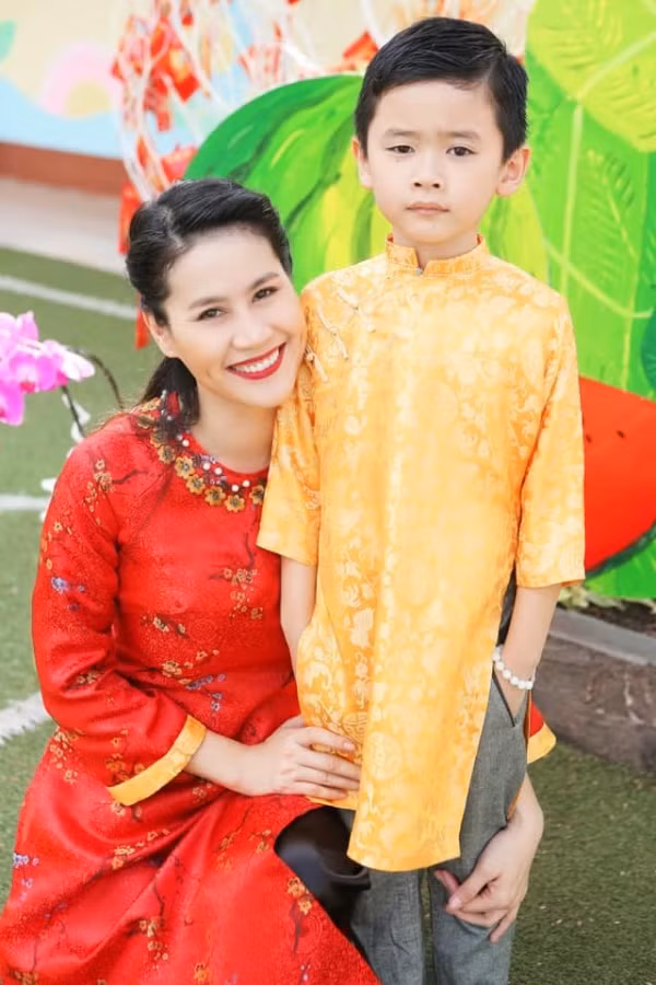 Than Thuy Ha dinh chinh tin don gui con trai cho dong nghiep cham soc