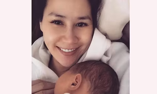 Than Thuy Ha dinh chinh tin don gui con trai cho dong nghiep cham soc-Hinh-2