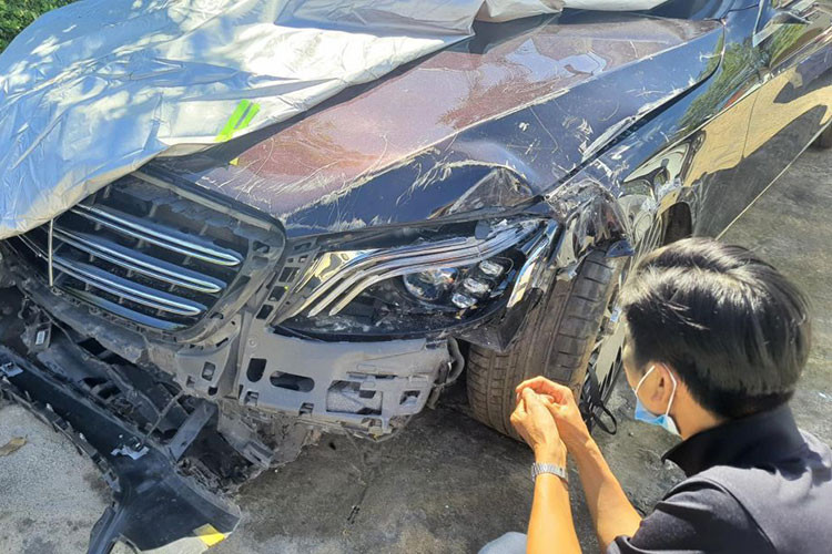 Theo dự tính thì số tiền khắc phục không hề rẻ ít nhất cũng phải từ nửa tỷ đồng trở lên thậm chí có thể hơn 1 tỷ đồng. Bởi đây là mẫu xe hạng sang và tiền thay thế các bộ phận như đèn hay gương hậu không hề rẻ, trước đó đã từng xuất hiện báo giá thay thế 1 bên đèn pha Multibeam Led của Mercedes-Benz S450 hơn 100 triệu đồng.