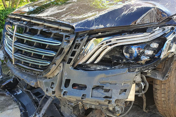 Rất may mắn là vụ tai nạn này không xảy ra thương vong về người. Đến chiều tối cùng ngày, chiếc xe sang Mercedes-Benz S450 mang biển số 61A-900.79 đã được xe cứu hộ kéo rời khỏi hiện trường vụ việc. 