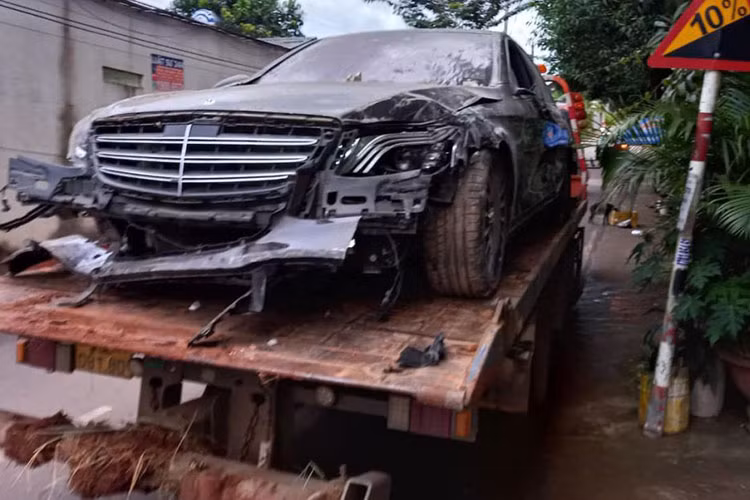 Thông tin chúng tôi tìm hiểu có được, trước khi xảy ra tai nạn, nữ tài xế chỉ mới mua được chiếc xe sang Mercedes-Benz S450 này được 3 tháng. Mức giá mua không được tiết lộ nhưng xe đã độ lại lưới tản nhiệt và mâm của phiên bản Mercedes-Maybach S450 siêu sang.