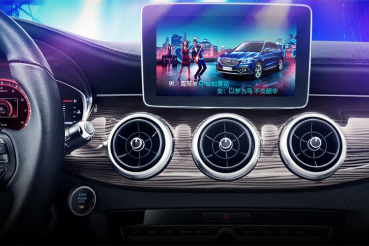 Cụ thể, bên trong Traum Meet 3 có tích hợp hẳn một hệ thống karaoke hiện đại trong nội thất xe và mang vai trò một trang bị tiêu chuẩn khi xuất xưởng sản xuất. Hệ thống này là một phần của hệ thống thông tin giải trí OnlyMic của xe, thứ được kết nối với một màn hình cảm ứng 8 inch và hệ thống âm thanh Pioneer 12 loa.